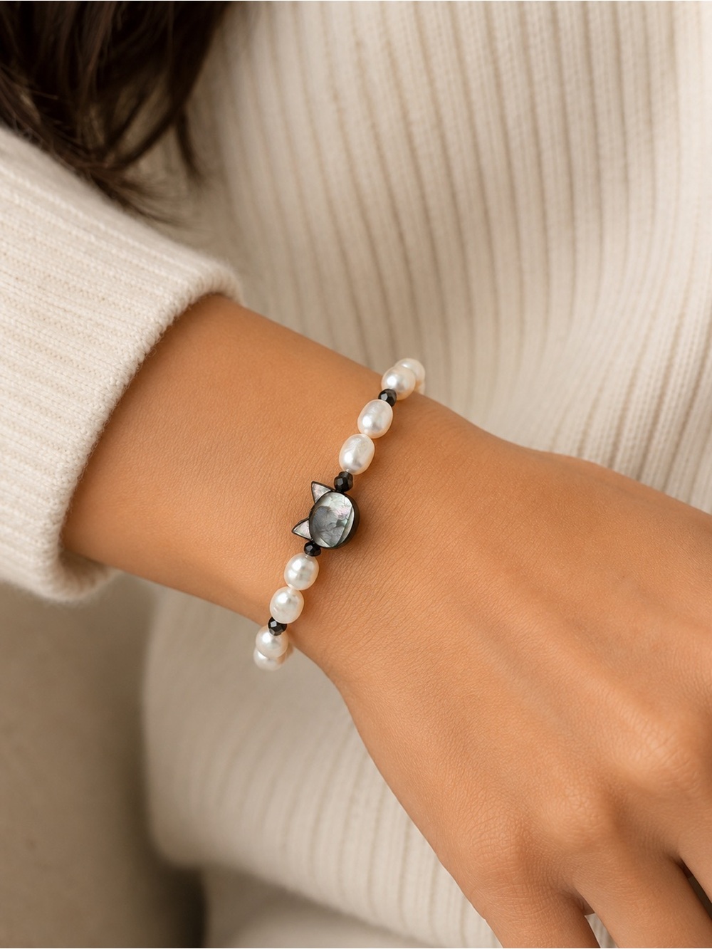 White Freshwater Pearl Bracelet & Black obsidian W/ Mother of Pearl Cat Face